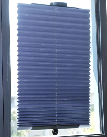 Store plissé occultant avec ventouses